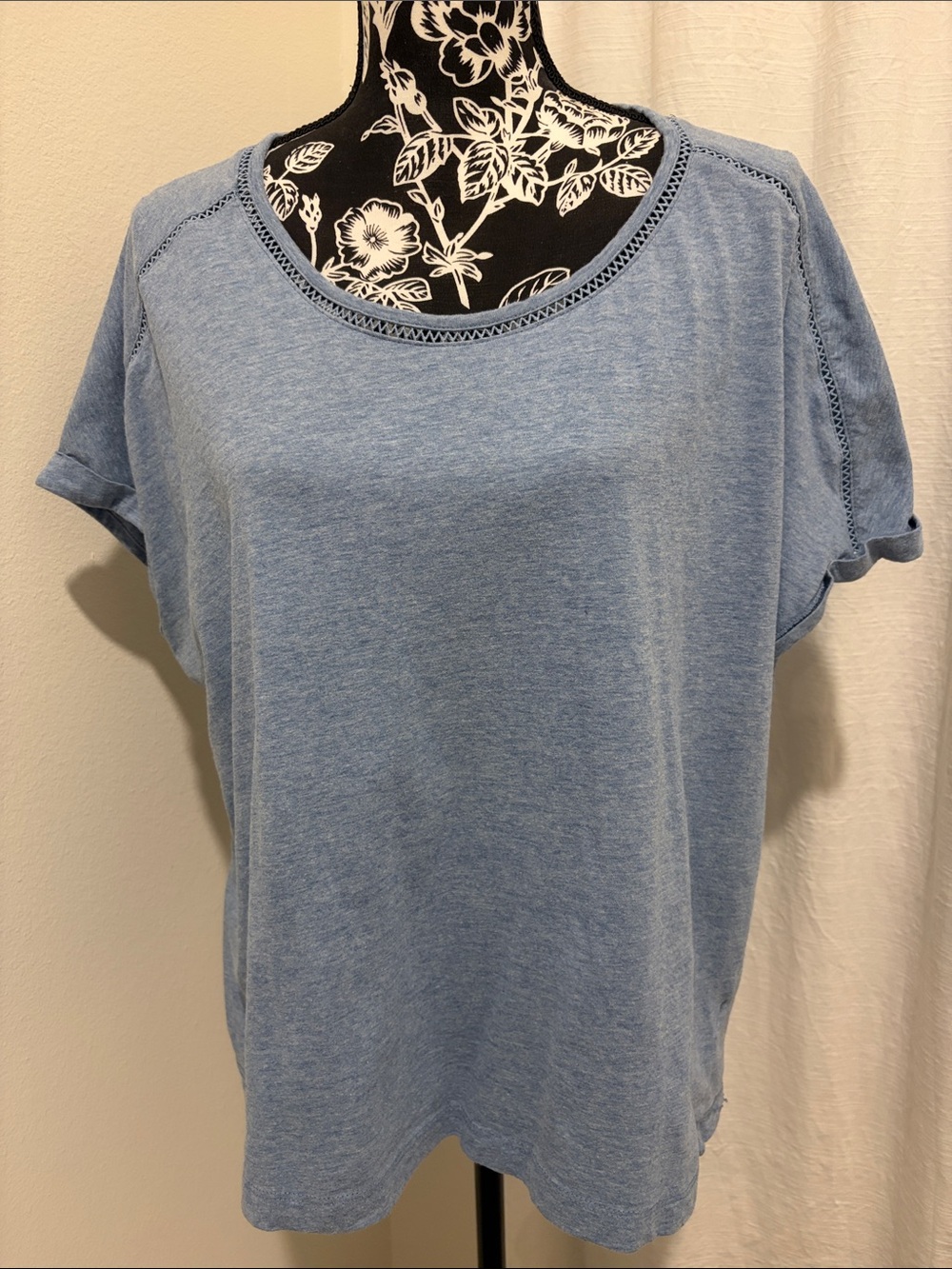 Casual Scoop Neck Short Sleeve Tee in Light Blue